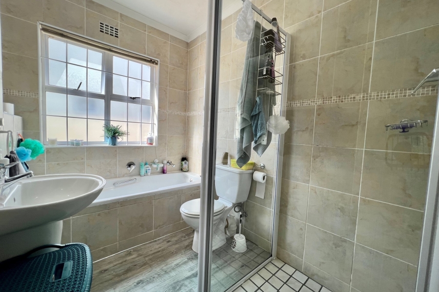 To Let 4 Bedroom Property for Rent in Sunningdale Western Cape